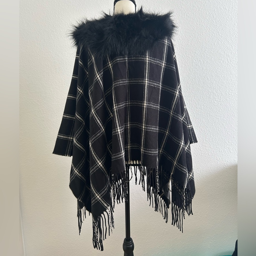 NEW J.CREW Cape With Black Faux Fur Collar Plaid Black/White ONE SIZE - Picture 4 of 11